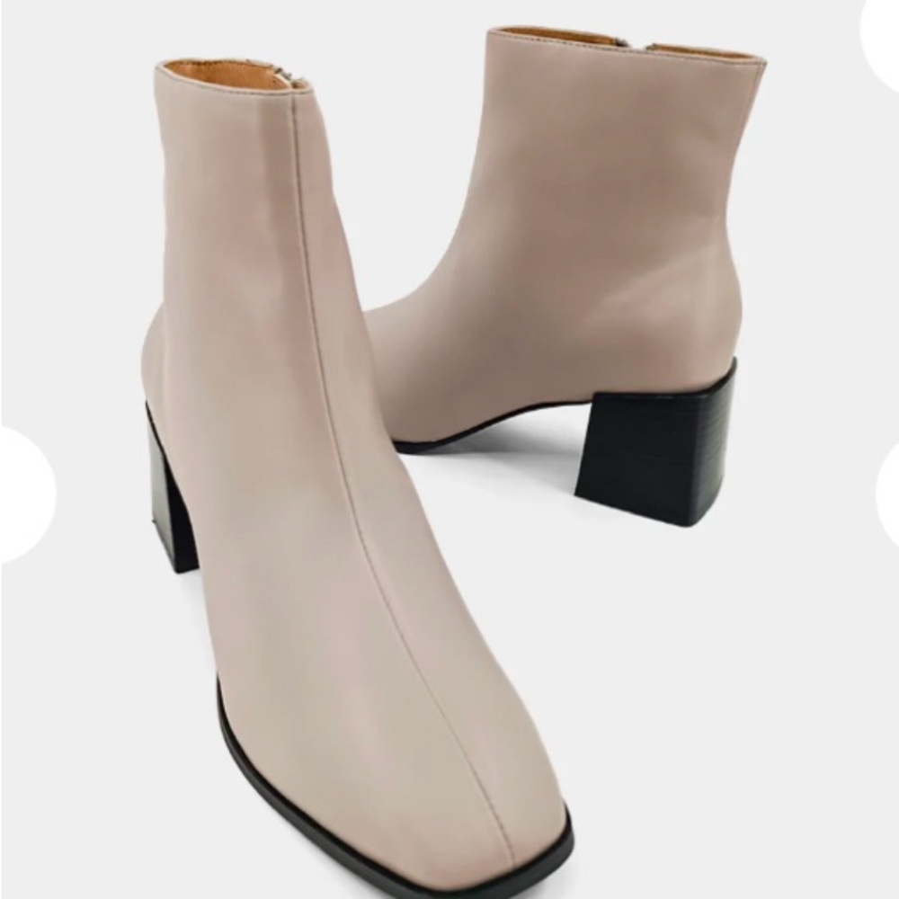 Shu Shop Venus Women’s Ankle Boot. Faux leather. Beige with black. Size 6